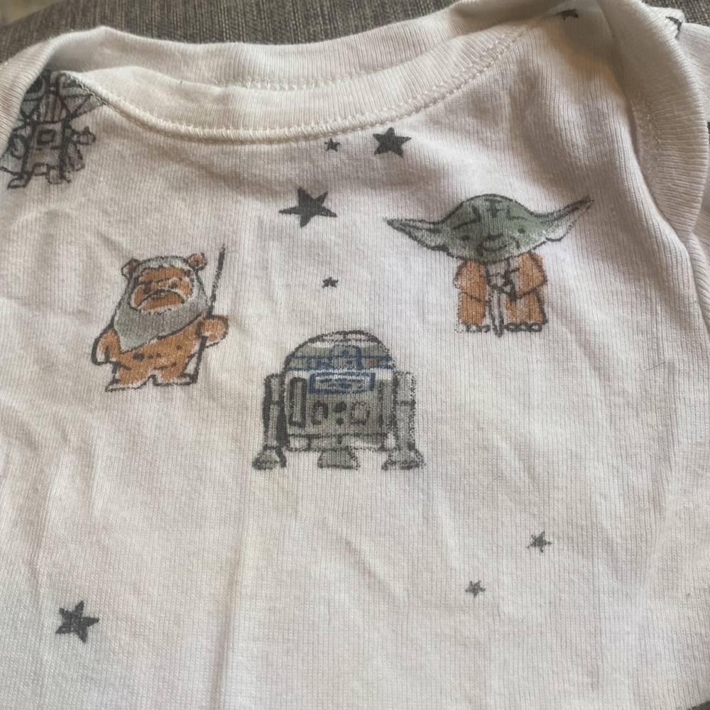 Star Wars Baby Gap Bundle! 3-6 M. 2 Pants, 3 LS onesies, 1 pajamas, 1 sweatsuit - Picture 7 of 16